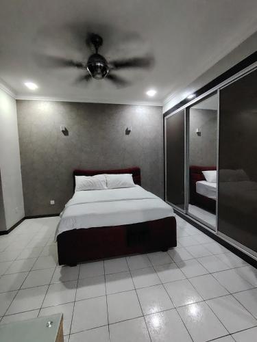 a bedroom with a bed and a ceiling at DIAZ Homestay in Sungai Buluh