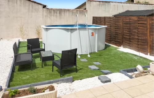 une petite cour arrière avec un gazebo et des chaises sur l'herbe dans l'établissement Nice Home In La Capelle-Et-Masmolèn, à La Capelle-et-Masmolène
