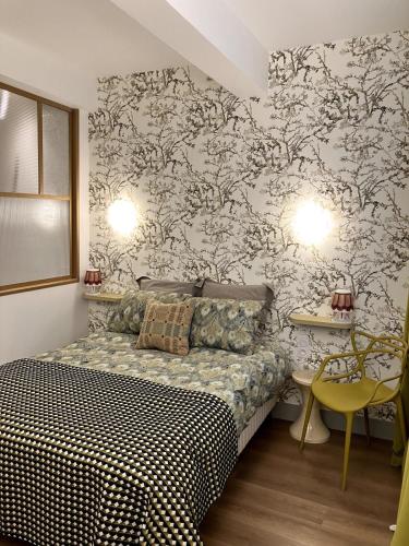 a bedroom with a bed with a black and white patterned wall at Lectoure - the retreat B&B in Lectoure