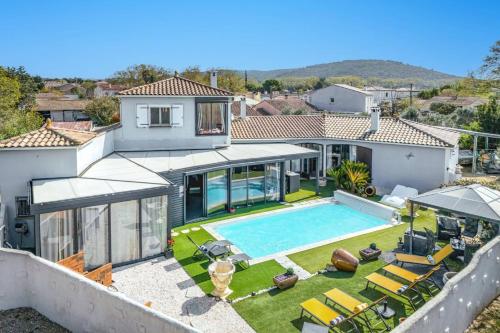 une vue aérienne d'une maison avec piscine dans l'établissement Villa Bohemienne by Villa Plus, à Plaissan