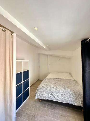 um quarto com uma cama e um closet em Charmant T2 à deux pas du cours Mirabeau em Aix-en-Provence