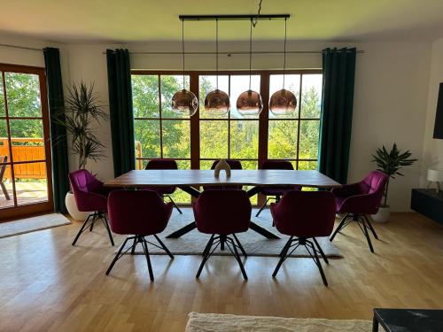 a dining room with a table and chairs at Villa Sara - Wörtherseeblick, Sauna, Panoramaterrasse in Sankt Bartlmä