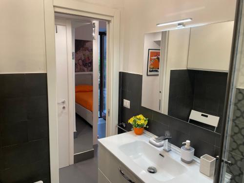 un bagno con lavandino e specchio di TOLEDO CENTER a Napoli
