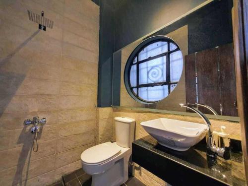 un bagno con un water, un lavandino e una finestra di Madina Hostel a Il Cairo