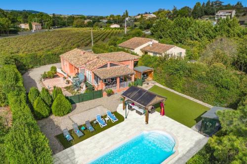 une vue aérienne d'une maison avec piscine dans l'établissement Villa de lOrmeau by Villa Plus, à Cambieure