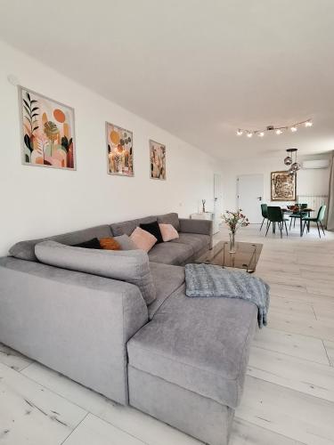 ブダペストにあるDuna Panorama -two-bedroom apartment with terraceのリビングルーム(グレーのソファ、テーブル付)