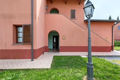 a street light in front of a building at La Bettola Tavern Rooms Restaurant in Montopoli in Val dʼArno