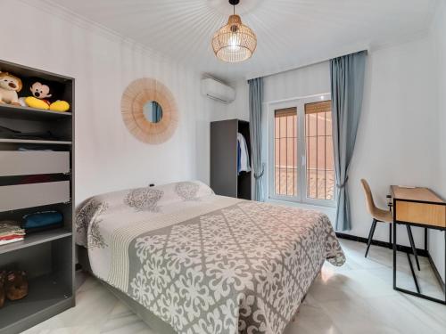 Un dormitorio con una cama y un escritorio y una ventana. en Villa Nina Marbella, en Marbella