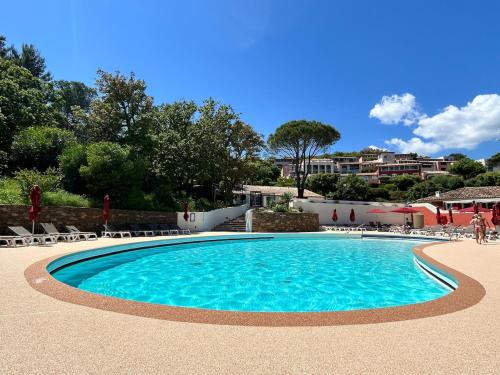 - une piscine d'eau bleue dans un complexe dans l'établissement Les Restanques Maison 3 Pins, à Grimaud