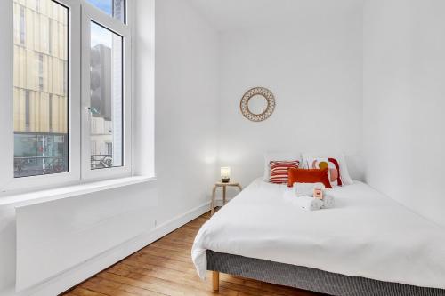 une chambre blanche avec un lit et une fenêtre dans l'établissement L'Art & Lettres - F2 pour 2 personnes - Fac de Lettre - Arrêt de Bus, à Nancy