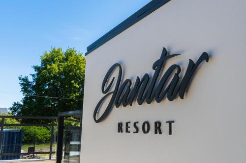 ヤンタルにあるFlatbook Apartamenty - Jantar Resort Loftの建物の側面にある歯科リゾートの看板