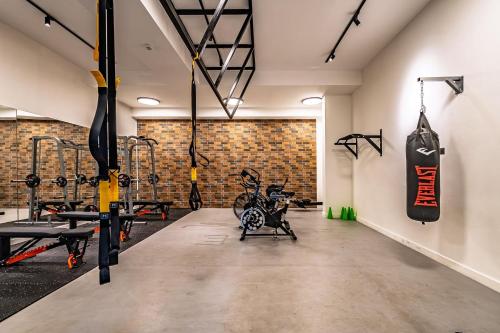 ein Fitnessstudio mit einem Boxsack an der Wand hängen in der Unterkunft Centro Cívico - GYM - Piscina - WiFi - Terraza - Security 24-7 in Santiago