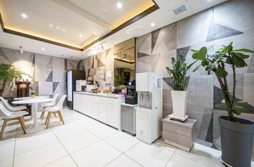 Η κουζίνα ή μικρή κουζίνα στο Hotel DUU