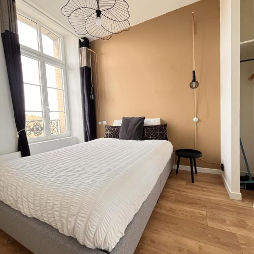 une chambre avec un grand lit et une fenêtre dans l'établissement Résidence de l'houmeau - proche gare, à Angoulême