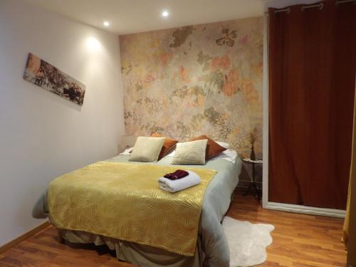 a bedroom with a bed with two towels on it at L'auberge du moulin a grains in Ménil-la-Horgne