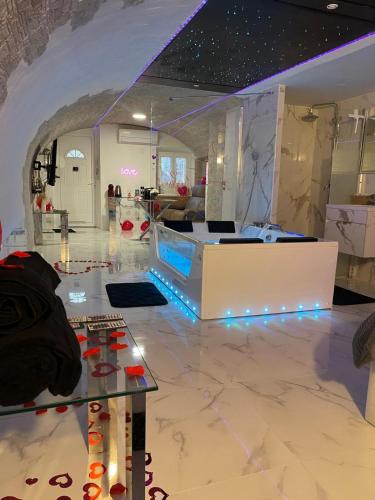 - un salon avec une table dans une pièce dans l'établissement Nice Room, à Nice