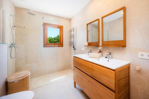 une salle de bain avec lavabo et douche dans l'établissement Finca Son Valentí, à Sa Pobla