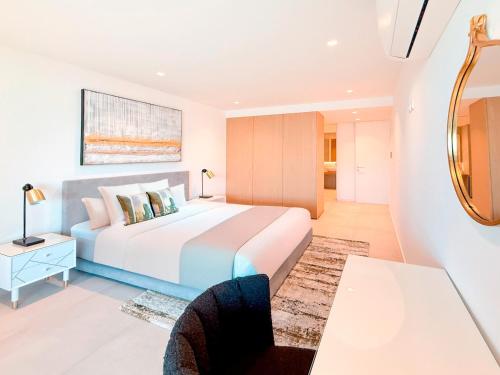 En eller flere senge i et værelse på Poolside Garden View Luxury Apartment