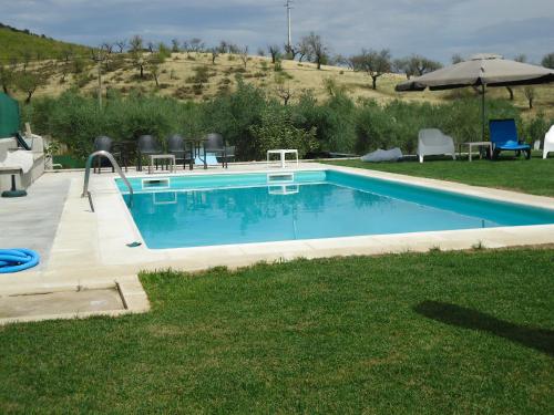 a swimming pool in the middle of a yard at Alojamento Poço do Barro in Lodões