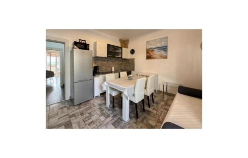 Beautiful Apartment In Trogir With Wifi