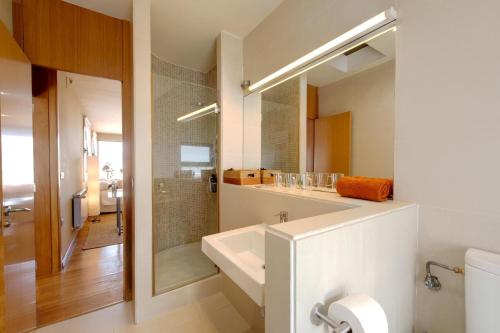 ビーゴにあるEl Atico de Vigo by Vintage Travelの洗面台と鏡のある白いバスルーム