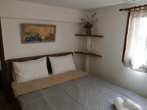 Ένα ή περισσότερα κρεβάτια σε δωμάτιο στο Eleni's Traditional Home with Barbeque