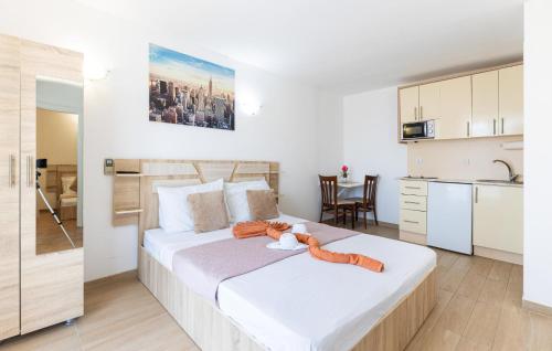 Postel nebo postele na pokoji v ubytování Amazing Apartment In Baska Voda