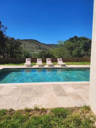 Πισίνα στο ή κοντά στο Villa Monze