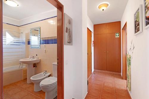 une salle de bains avec toilettes et lavabo dans l'établissement Sea and Sky, à Vila Nova De Cacela