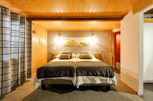 a bedroom with a large bed in a room at Chalet La Scie in Morgins