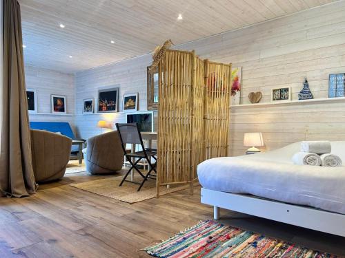 une chambre avec un lit et un bureau dans une pièce dans l'établissement Au coeur des Bambous - Au calme avec terrasse, à Vannes