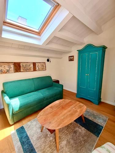 a living room with a green couch and a table at Sette Fate Suites & Spa in Palermo
