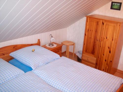 a bedroom with two beds and a table with a lamp at Bauernhof Urlaub FeWo Nr 3 - 5-Personen in Schlagsdorf