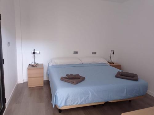 a bedroom with a bed with two towels on it at La Vida de ensueño de Marie y Joris in Los Baños