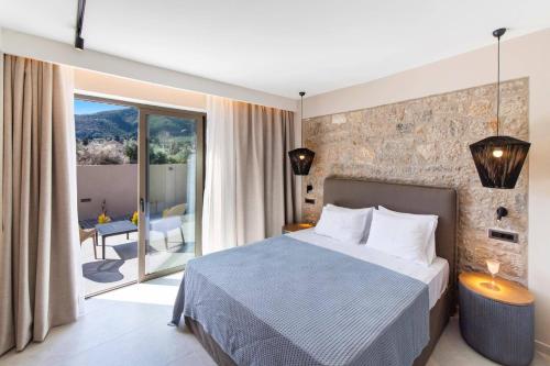 una camera d'albergo con un letto e un balcone di Villa Anthelia by Villa Plus a Palaiokatoúna