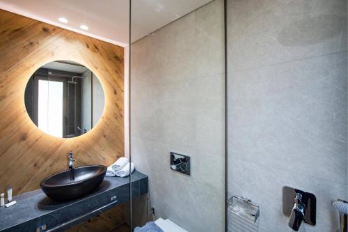 un bagno con lavandino e specchio di Villa Anthelia by Villa Plus a Palaiokatoúna