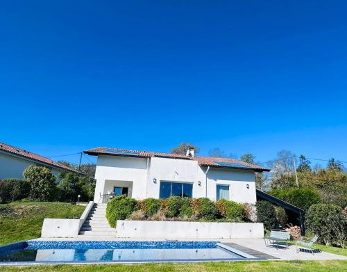 une maison avec une piscine devant dans l'établissement Maison avec panorama sur les montagnes basque, à Urrugne