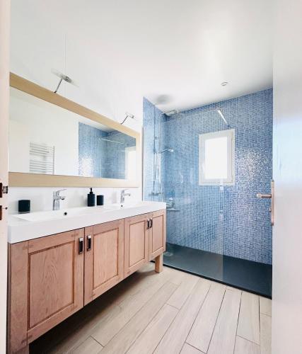 une salle de bain avec un lavabo et une douche dans l'établissement Maison avec panorama sur les montagnes basque, à Urrugne