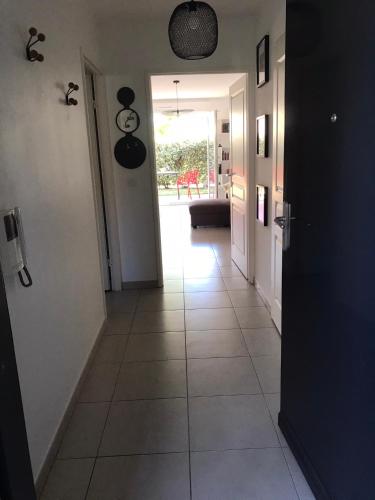 un couloir avec une porte s'ouvrant sur une chambre dans l'établissement Beach & Golf Cabourg - 50m2 avec jardin clos à 100m golf Cabourg et 200m plage de Cabourg le Home, à Varaville