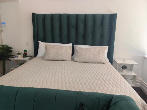Postel nebo postele na pokoji v ubytování Tabularasa Hideaway