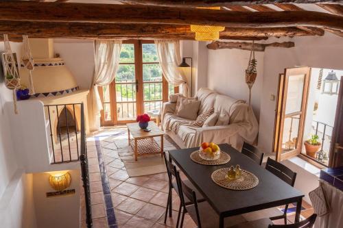 a living room with a table and a couch at Casa del Lago in Restábal