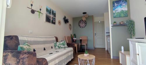 un salon avec un canapé et une table dans l'établissement Studio Vue Mer et Estérel Au Petit Paradis-Terrasse 16 m2-Cap Estérel-Saint Raphaël, à Saint-Raphaël