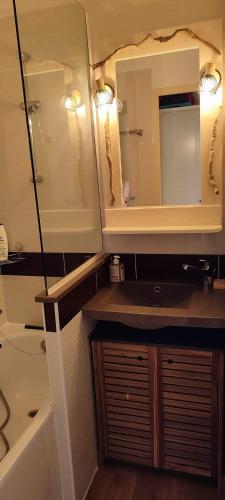 une salle de bain avec un lavabo et un miroir dans l'établissement Studio Vue Mer et Estérel Au Petit Paradis-Terrasse 16 m2-Cap Estérel-Saint Raphaël, à Saint-Raphaël