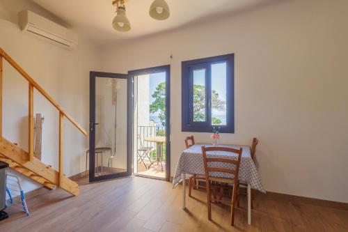 une salle à manger avec une table et une fenêtre dans l'établissement A Cupulatta - proche des plages, à Corbara