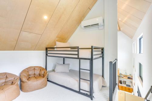 Burkevilleにある65 Acres Secluded Avian Acres Cabin with Trails!の二段ベッドと椅子が備わる客室です。