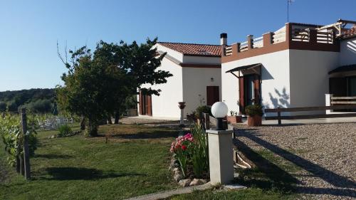 a house with a garden in front of it at SERRA E MESU Affittacamere in Magomadas