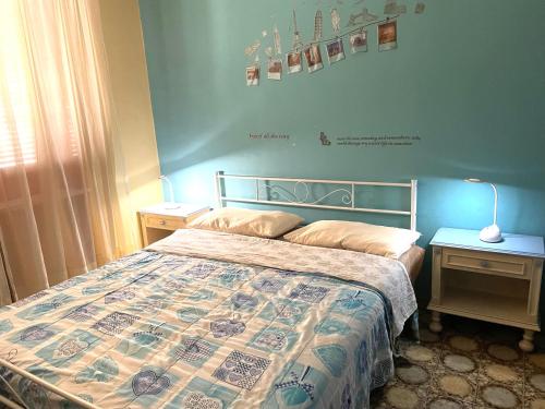 sypialnia z łóżkiem, 2 stołami i lampką w obiekcie La Casa Di Lina w mieście Baiano