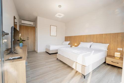 Postel nebo postele na pokoji v ubytování TIA Layover Rooms
