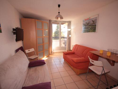 un salon avec un canapé et une table dans l'établissement Studio confort 3 pers, balcon sud, Les Saisies - FR-1-293-3, aux Saisies