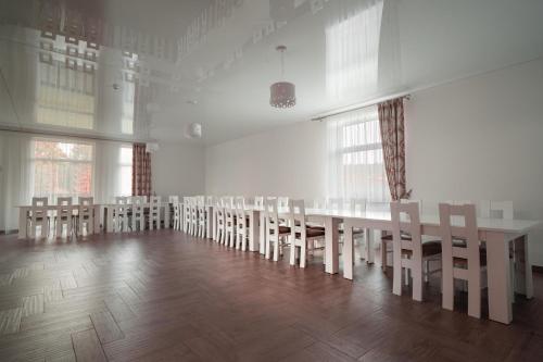 a room with a long table and chairs at Vėjo Malūnų sodyba - Didžioji vila in Paserninkai
